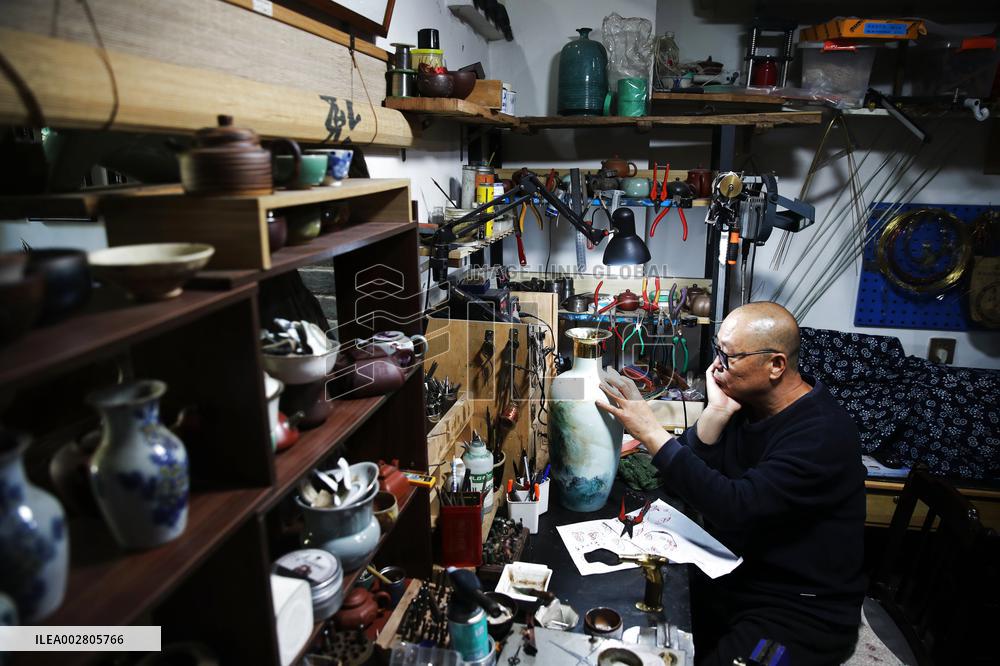 MasterOfCrafts | Porcelain mending inheritor in east China's Shandong Province