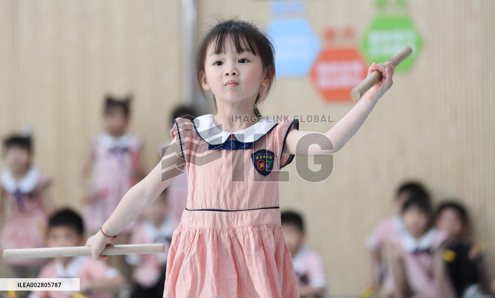 ChineseToday | 5-year-old girl practices Yingge dance in S China's Guangdong