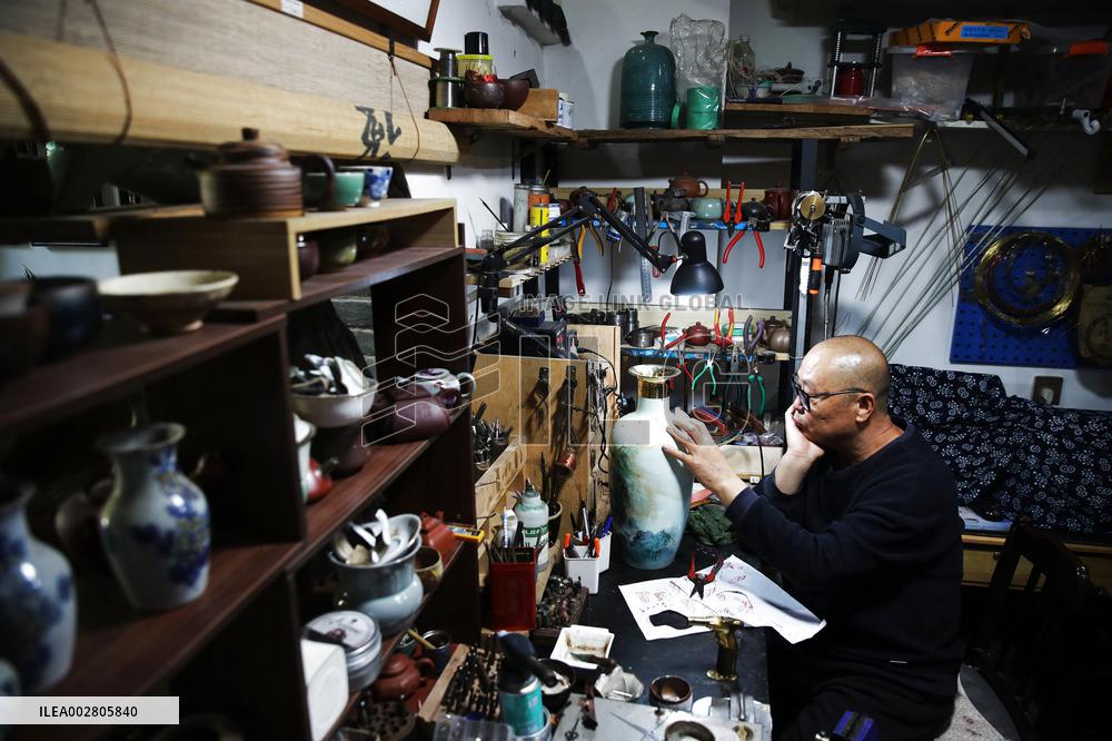 MasterOfCrafts | Porcelain mending inheritor in east China's Shandong Province