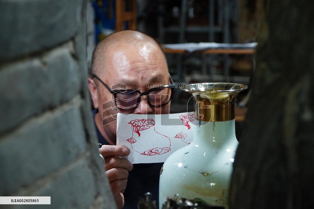 MasterOfCrafts | Porcelain mending inheritor in east China's Shandong Province