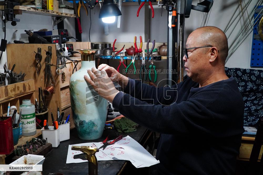 MasterOfCrafts | Porcelain mending inheritor in east China's Shandong Province