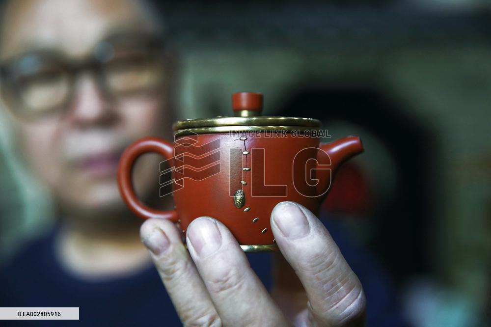 MasterOfCrafts | Porcelain mending inheritor in east China's Shandong Province