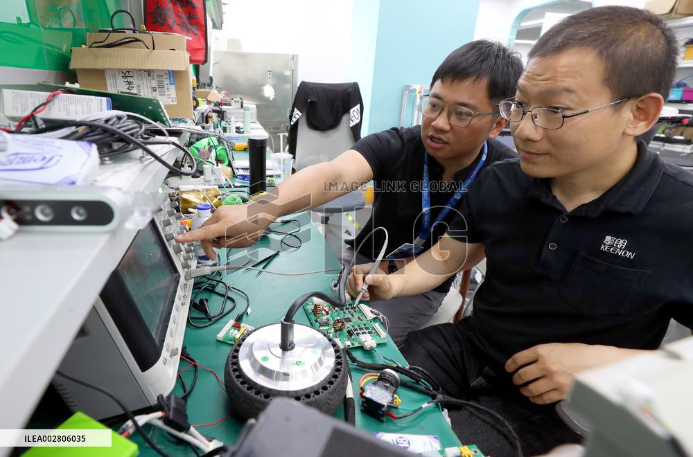 ChineseToday | Developer in Shanghai dedicated to career in robotics