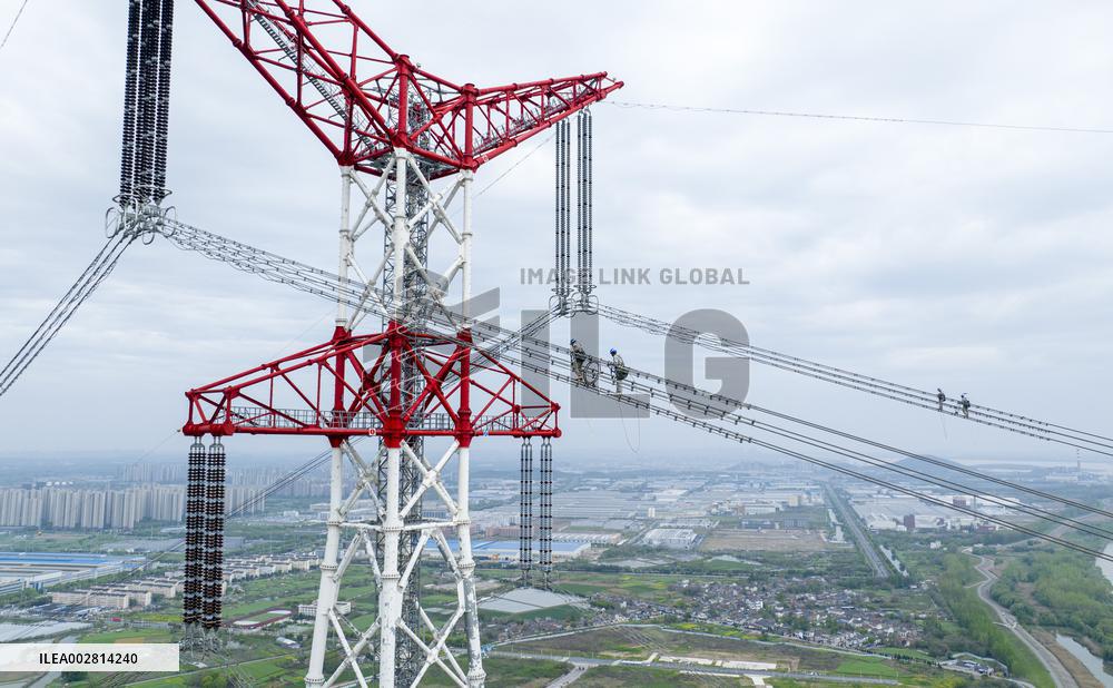AmazingAnhui | First-person view: Electrical workers inspect power transmission line over Yangtze River
