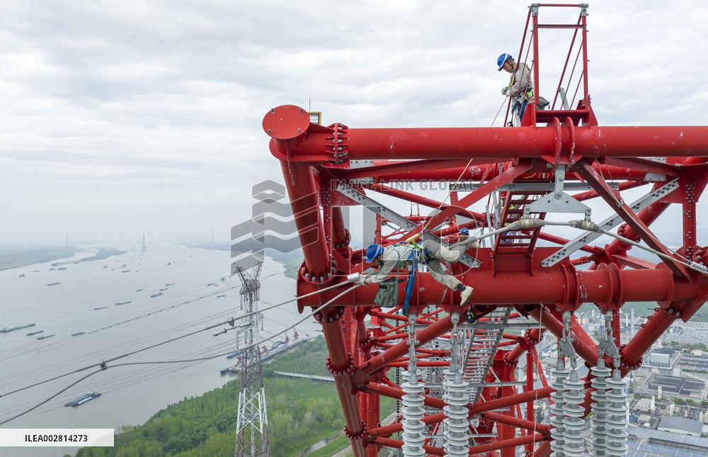 AmazingAnhui | First-person view: Electrical workers inspect power transmission line over Yangtze River