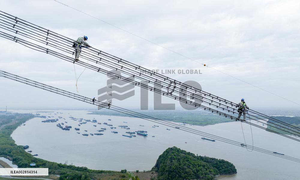 AmazingAnhui | First-person view: Electrical workers inspect power transmission line over Yangtze River