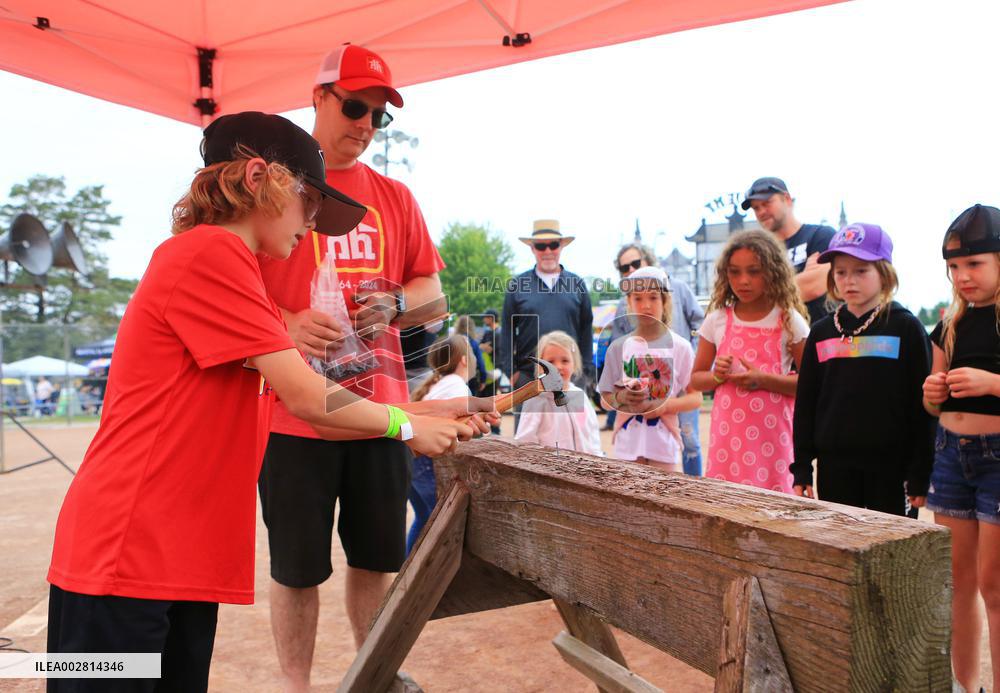 CANADA-BROOKLIN-NAIL DRIVING & LOG SAW COMPETITION