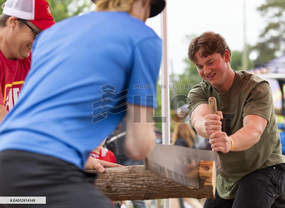 CANADA-BROOKLIN-NAIL DRIVING & LOG SAW COMPETITION