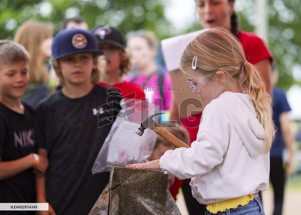 CANADA-BROOKLIN-NAIL DRIVING & LOG SAW COMPETITION