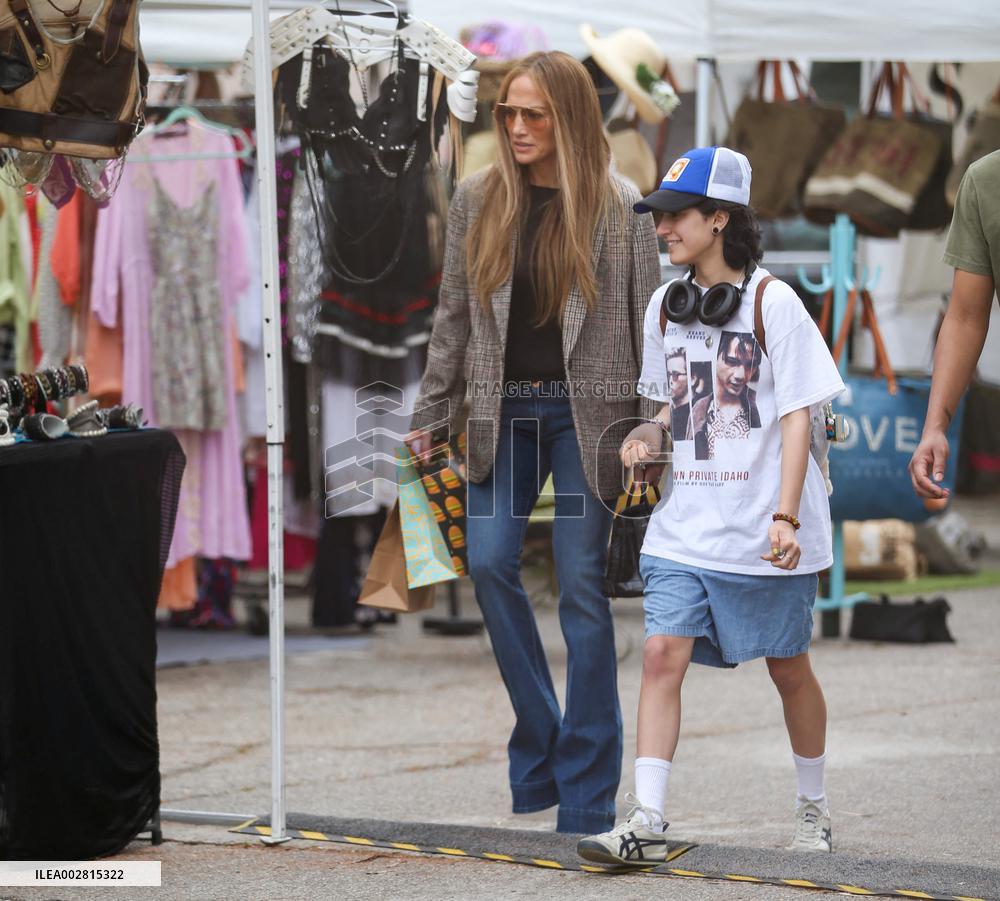 Jennifer Lopez And Emme At Flea Market - LA
