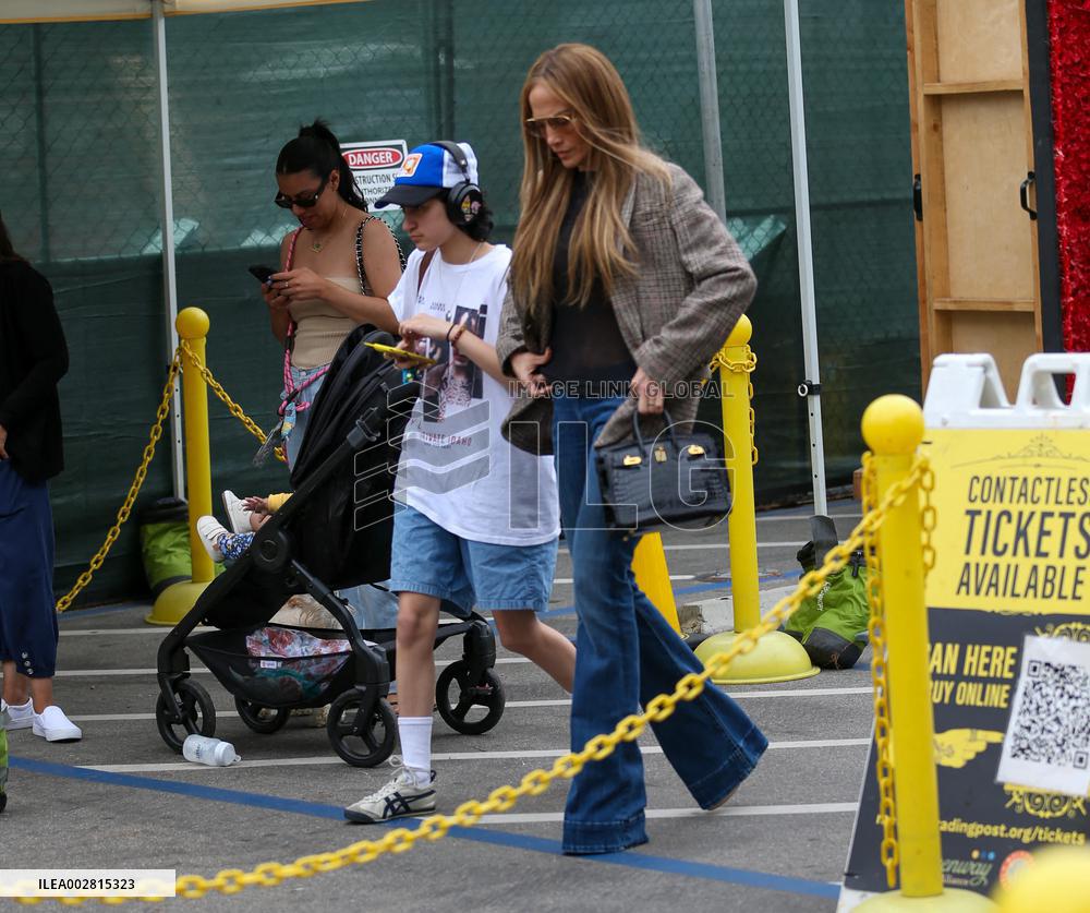 Jennifer Lopez And Emme At Flea Market - LA