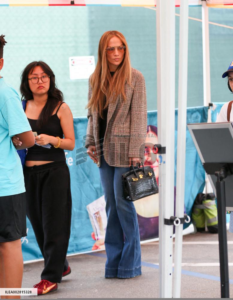 Jennifer Lopez And Emme At Flea Market - LA