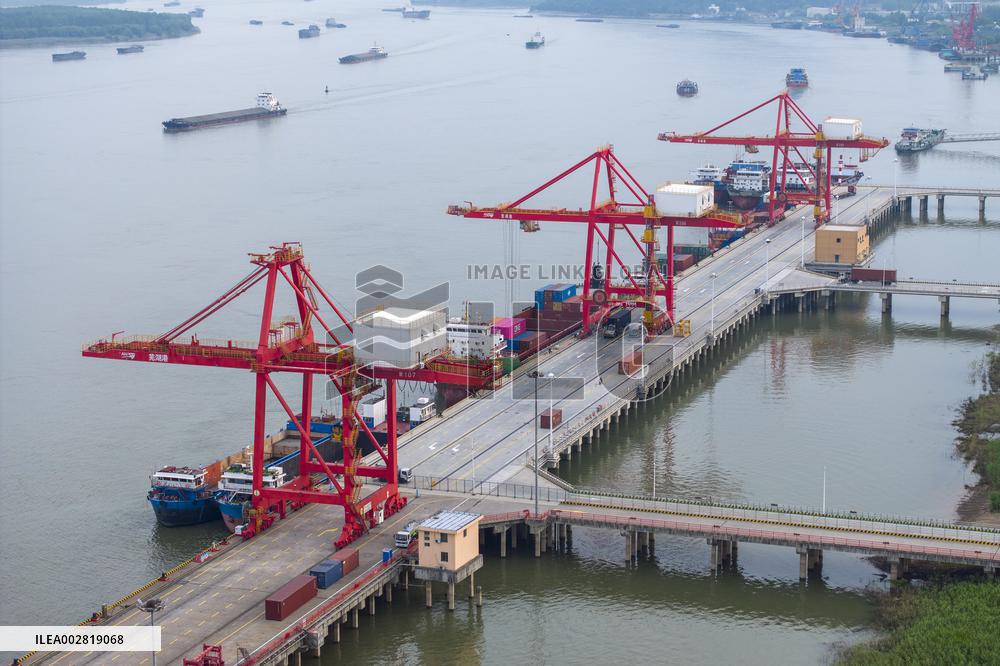 (AmazingAnhui) First-person view: Bustling port on Yangtze River signals China's robust economy