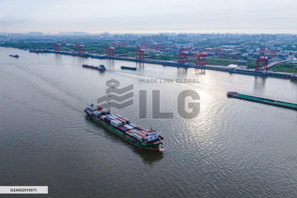 (AmazingAnhui) First-person view: Bustling port on Yangtze River signals China's robust economy