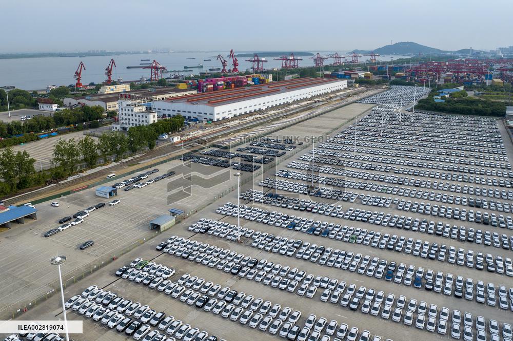 (AmazingAnhui) First-person view: Bustling port on Yangtze River signals China's robust economy