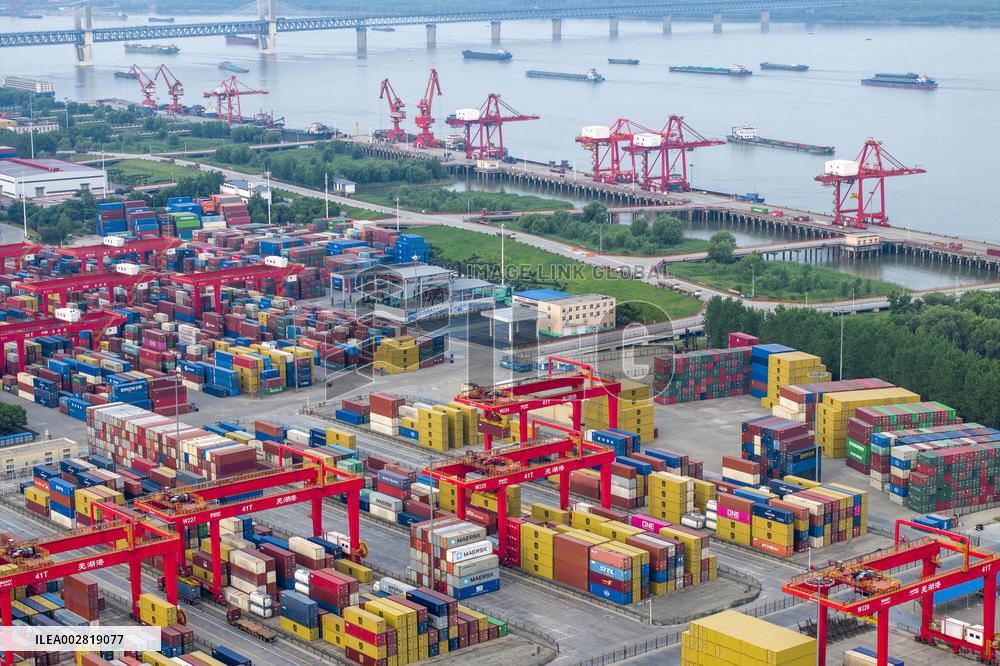 (AmazingAnhui) First-person view: Bustling port on Yangtze River signals China's robust economy