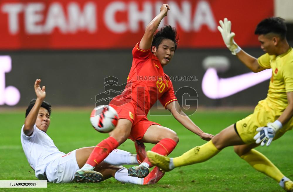 (SP)CHINA-SHAANXI-WEINAN-FOOTBALL-FRIENDLY MATCH-CHN VS VIE (CN)
