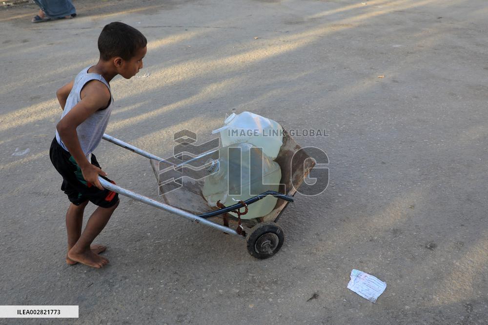 MIDEAST-GAZA-KHAN YOUNIS-WATER