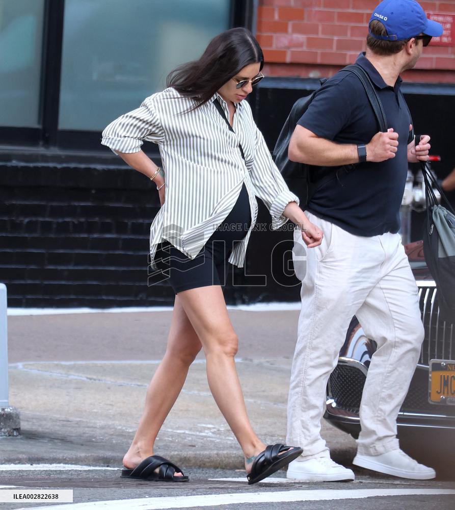 Heavily Pregnant Actress Lea Michele Out - NYC