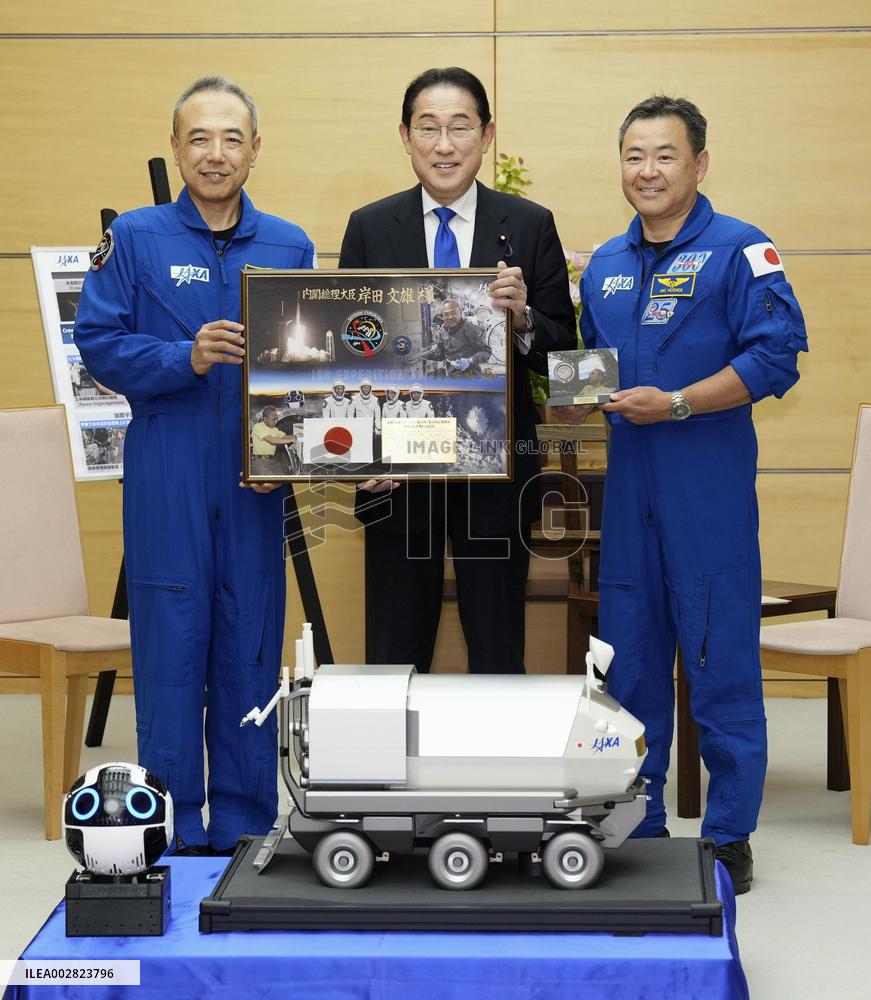 Japan PM Kishida meets astronauts