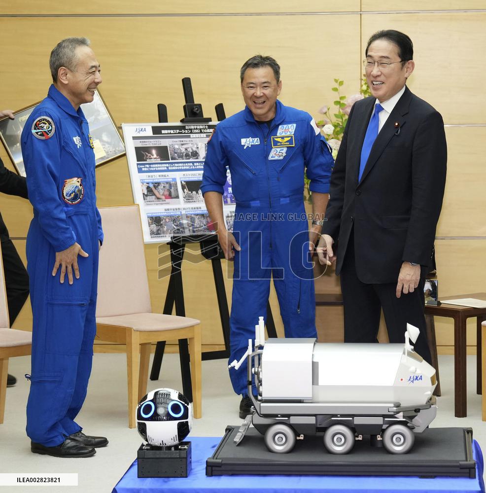 Japan PM Kishida meets astronauts