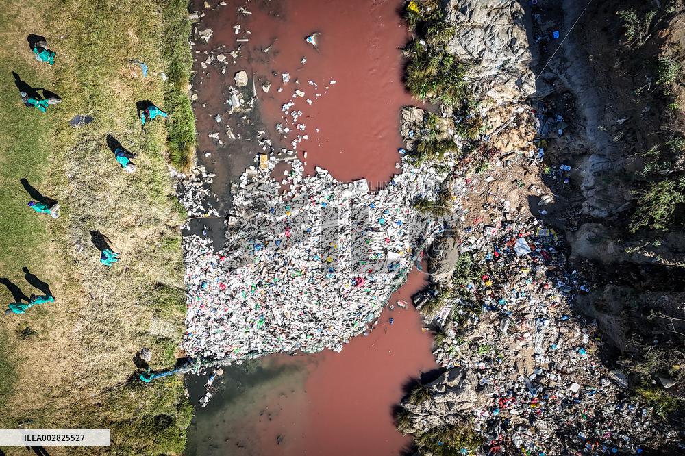 Workers Cleaning Up The Jukskei River - Johannesburg