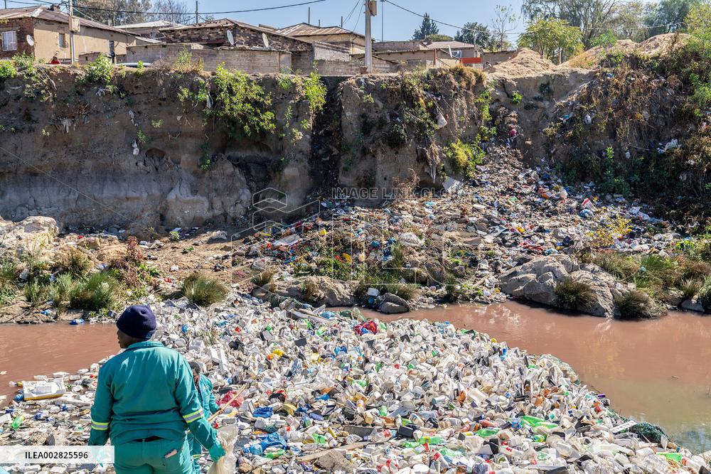 Workers Cleaning Up The Jukskei River - Johannesburg