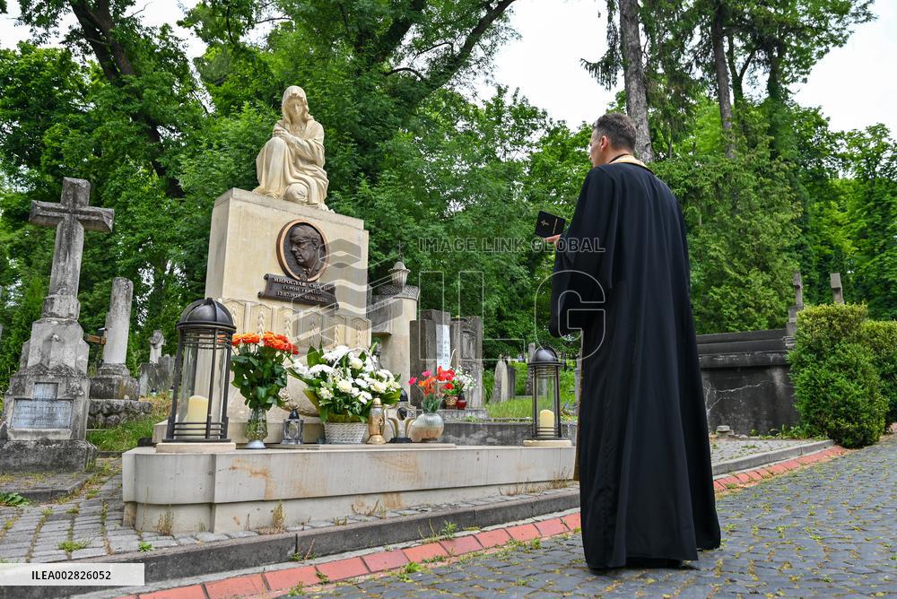 Grave of Ukrainian composer Myroslav Skoryk in Lviv