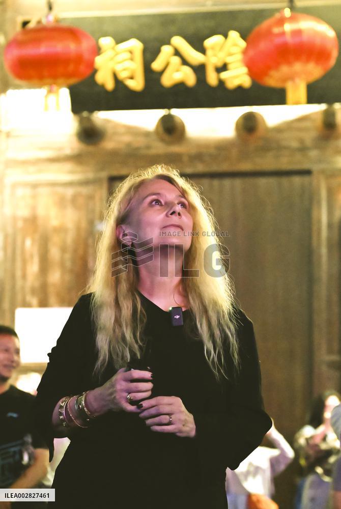 "Laowai" in China | French artistic director makes Chinese ancient town aglow with fireworks