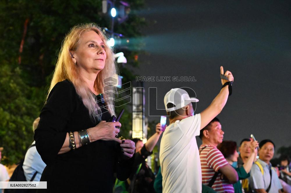 "Laowai" in China | French artistic director makes Chinese ancient town aglow with fireworks