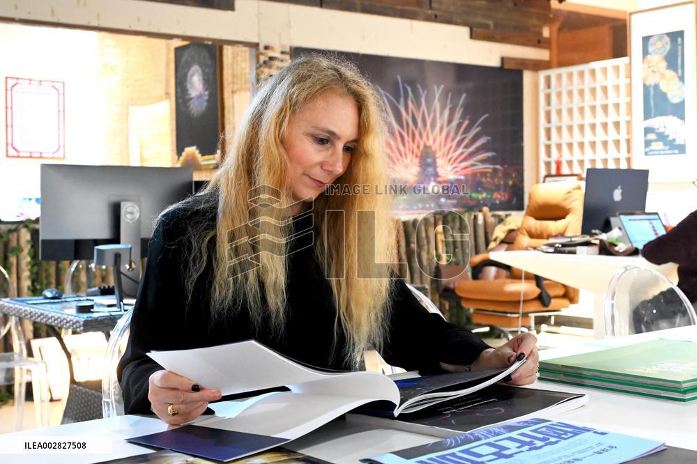 "Laowai" in China | French artistic director makes Chinese ancient town aglow with fireworks