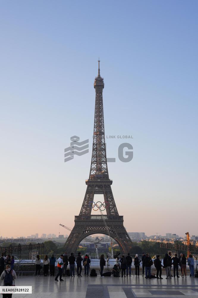 Olympic rings mounted on Eiffel Tower