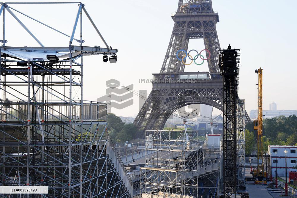 Olympic rings mounted on Eiffel Tower