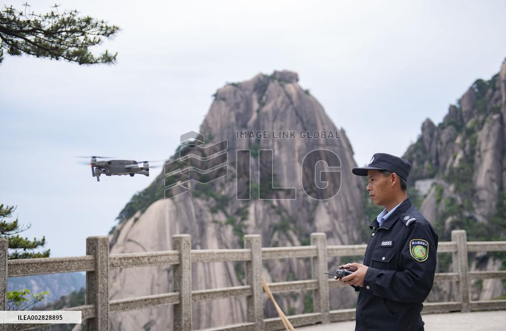 ChineseToday | CHINA-ANHUI-HUANGSHAN MOUNTAIN-GREETING PINE-GUARDIAN (CN)