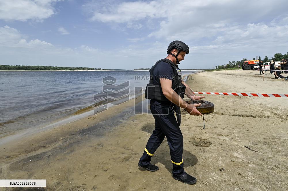 Bomb squad drill on Dnipro River bank in Zaporizhzhia