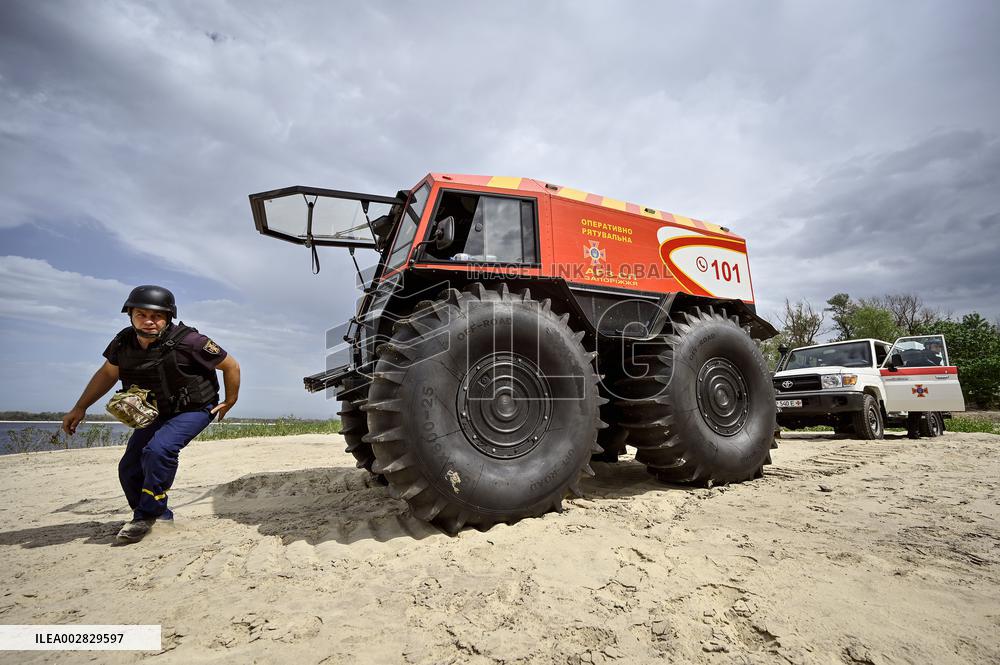 Bomb squad drill on Dnipro River bank in Zaporizhzhia