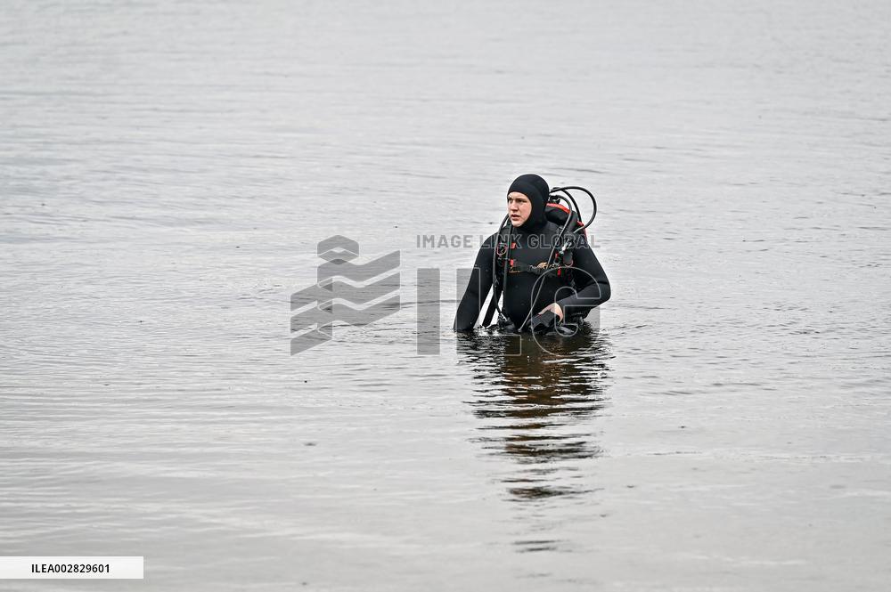 Bomb squad drill on Dnipro River bank in Zaporizhzhia