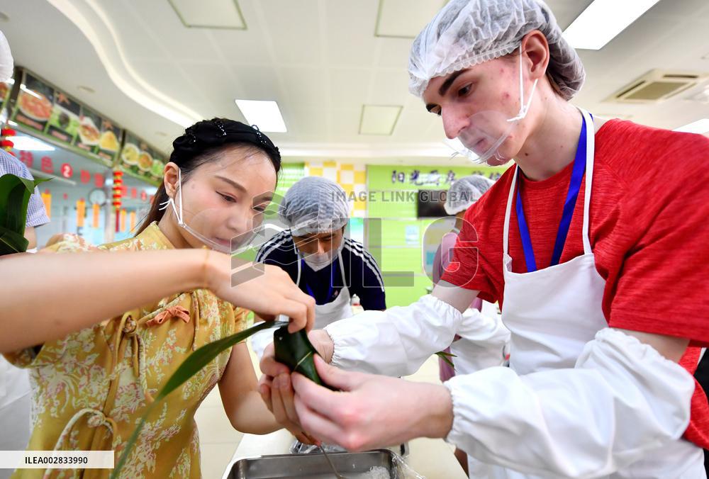 (Int'l Exchange)CHINA-HEBEI-SHIJIAZHUANG-U.S.-STUDENTS-CULTURE-DUANWU FESTIVAL (CN)