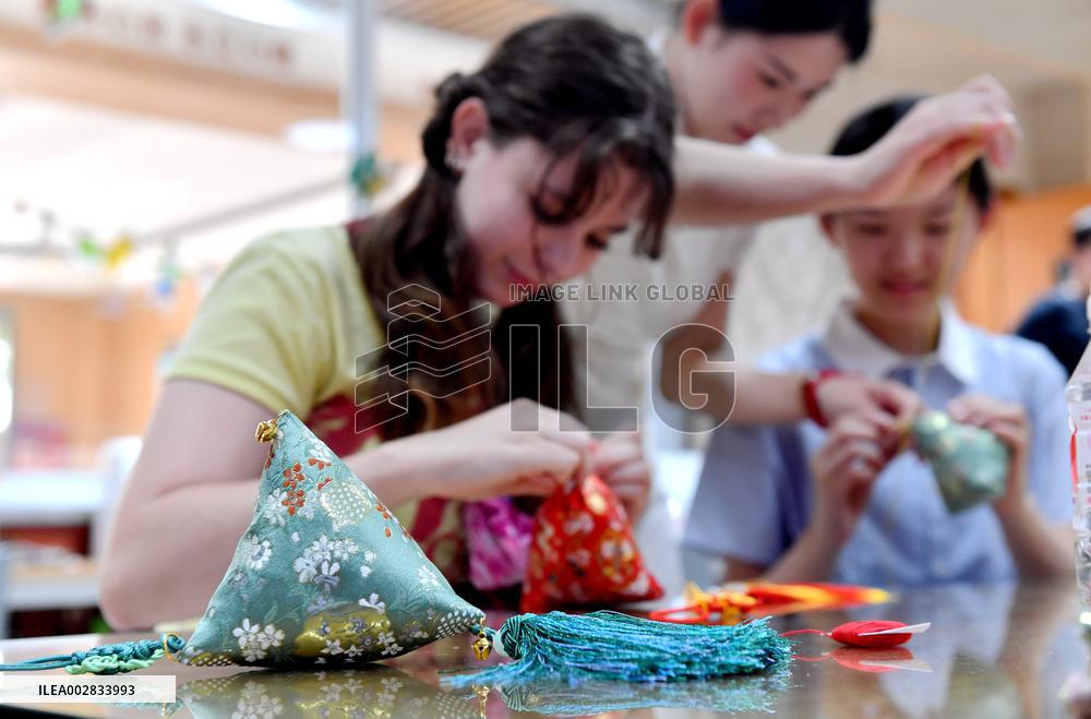 (Int'l Exchange)CHINA-HEBEI-SHIJIAZHUANG-U.S.-STUDENTS-CULTURE-DUANWU FESTIVAL (CN)