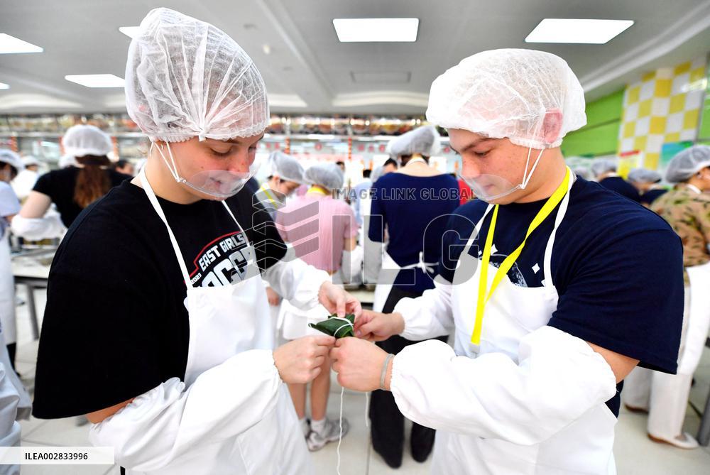 (Int'l Exchange)CHINA-HEBEI-SHIJIAZHUANG-U.S.-STUDENTS-CULTURE-DUANWU FESTIVAL (CN)