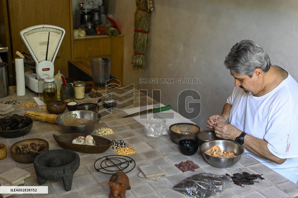 MEXICO-MEXICO CITY-DAILY LIFE-TAMALES