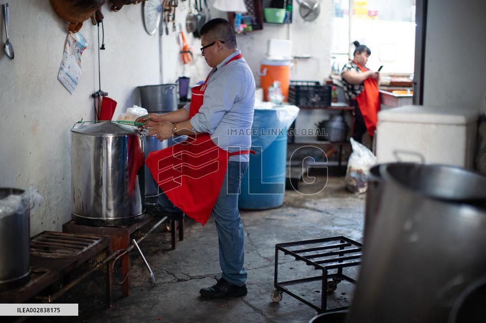 MEXICO-MEXICO CITY-DAILY LIFE-TAMALES