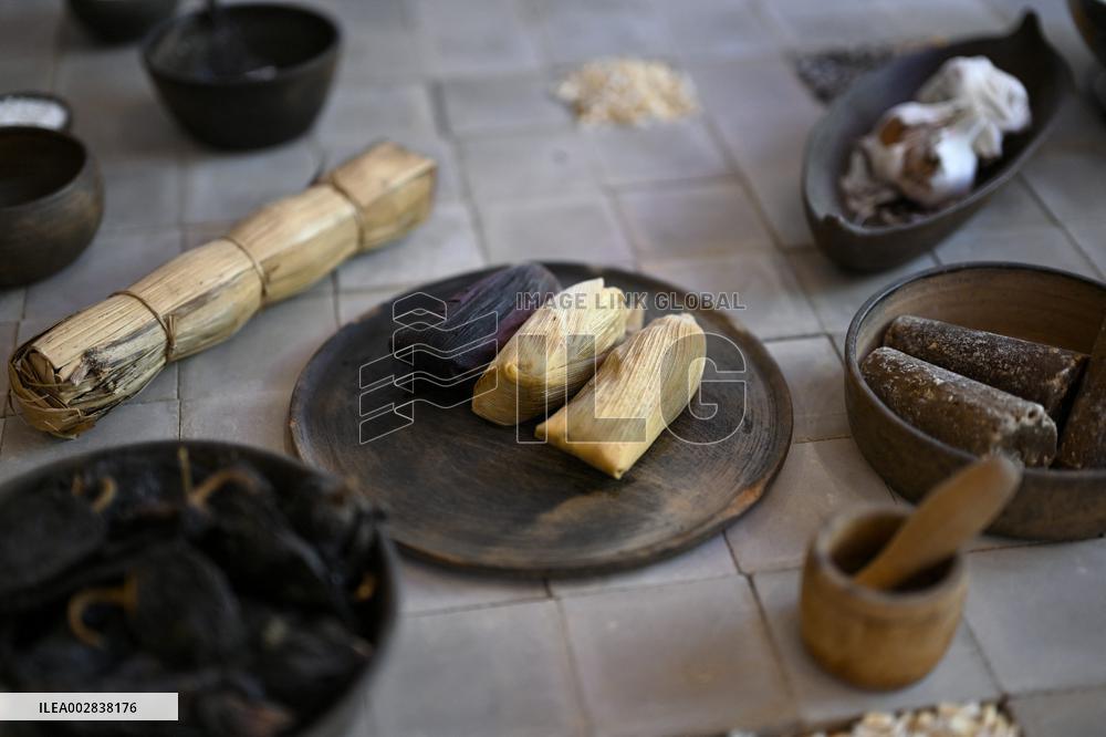 MEXICO-MEXICO CITY-DAILY LIFE-TAMALES