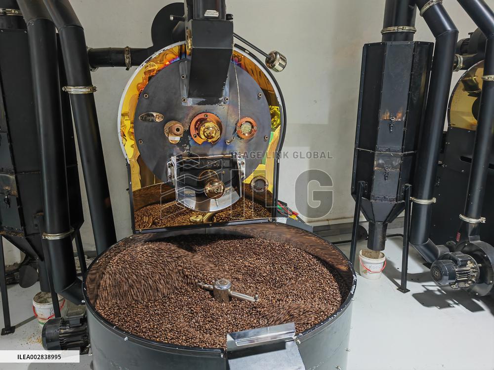 (WorldCandid)ETHIOPIA-ADDIS ABABA-COFFEE ROASTERY