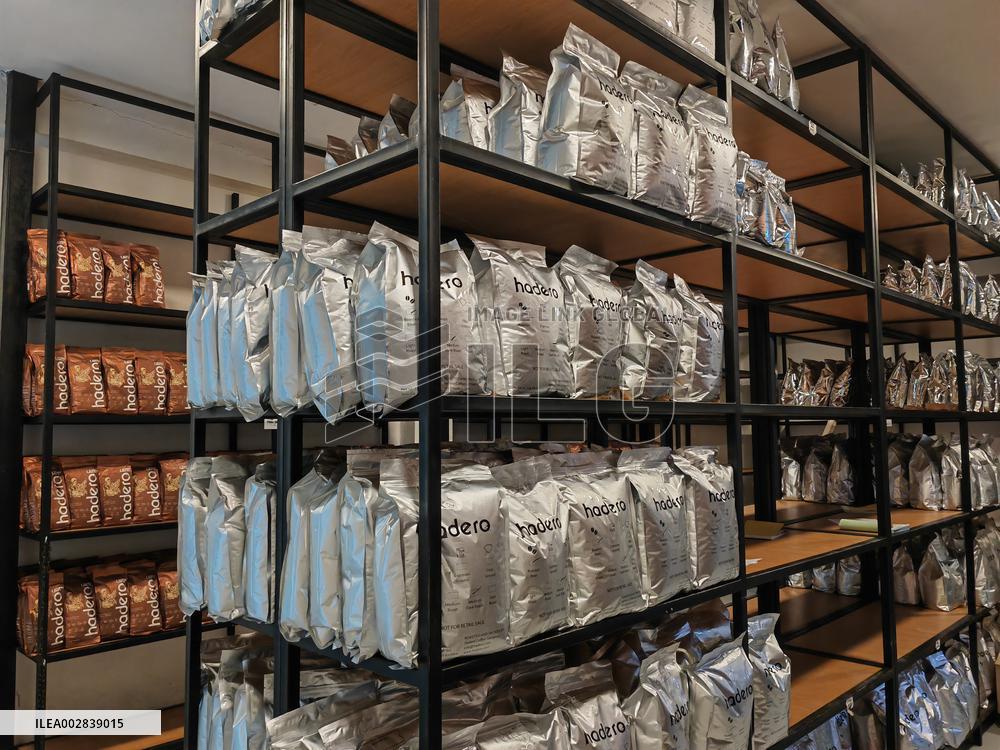 (WorldCandid)ETHIOPIA-ADDIS ABABA-COFFEE ROASTERY