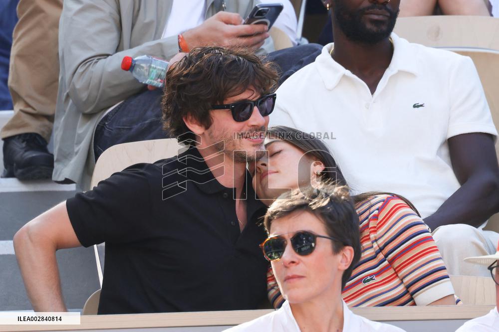 Logan Lerman and Ana Corrigan Looking Men's Final During The 2024 French Open - Village Day Fiftheeen NB