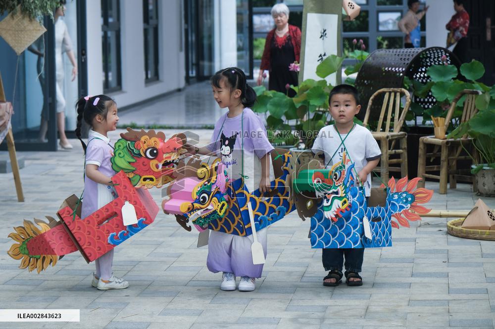 Xinhua Headlines: Traditional, modern customs merge during China's Dragon Boat Festival
