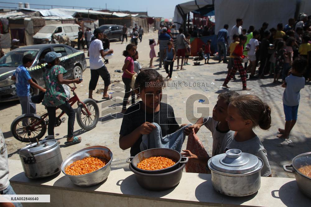 MIDEAST-GAZA-RAFAH-FOOD RELIEF
