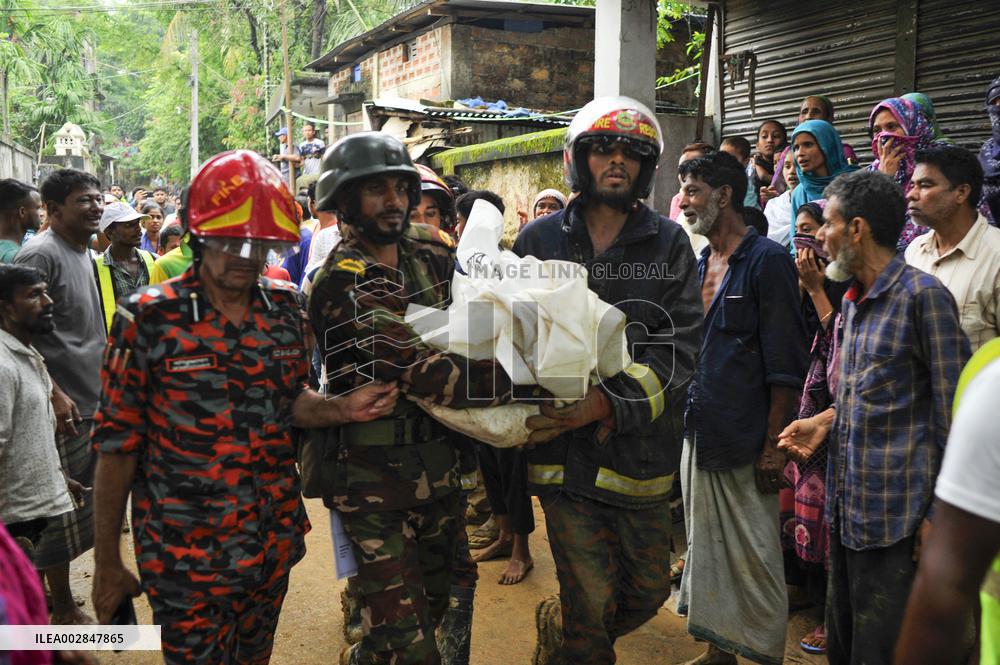 3 People Die After Being Trapped By The Landslide - Bangladesh
