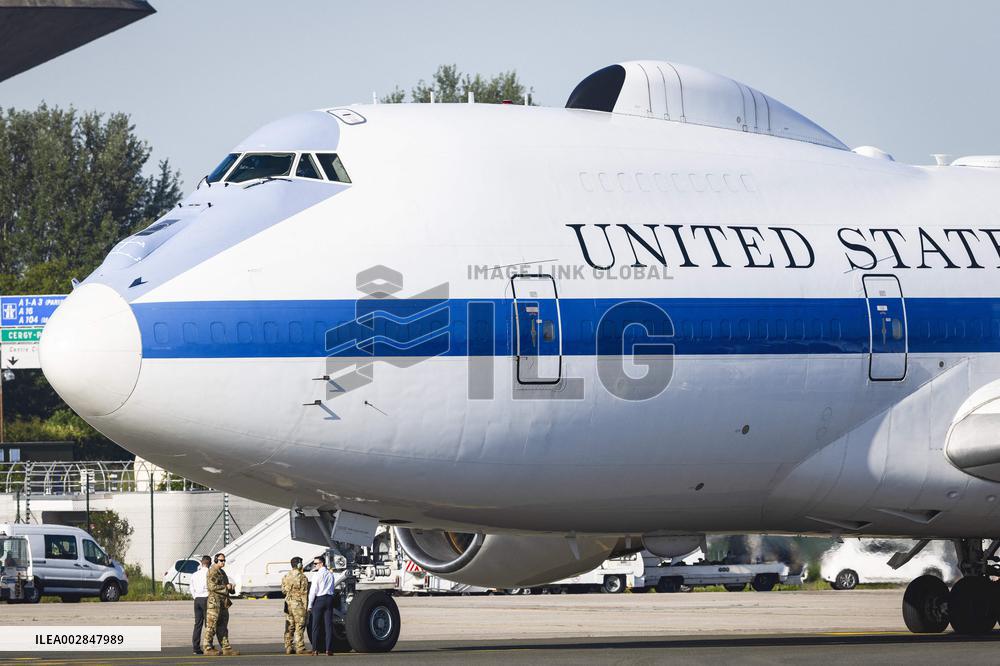 US Air Force Boeing E4B Aircraft - Paris